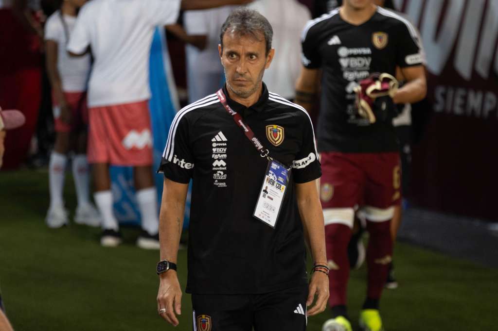 AME8245. MATURÍN (VENEZUELA), 10/09/2025.- El seleccionador de Venezuela, Fernando Batista, reacciona este martes, al final de un partido por las eliminatorias a la Copa Mundial 2026 entre Venezuela y Colombia en el estadio Monumental de Maturín, en Maturín (Venezuela). La selección de Venezuela está obligada a jugarse el pellejo por el cupo en la repesca de las eliminatorias suramericanas para el Mundial de 2026, en el partido que disputará este martes en el Estadio Monumental de Maturín, este del país, contra Colombia, que cuenta ya con un pasaje directo a la cita que se disputará en EE.UU., Canadá y México. EFE/ Ronald Peña R