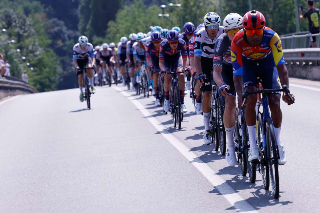 TURÍN, 23/08/2025.- El pelotón durante la primera etapa de 80ª Vuelta a España, 183 kilómetros entre las ciudades italianas de Turín y Novara, este sábado. EFE/Javier Lizón
