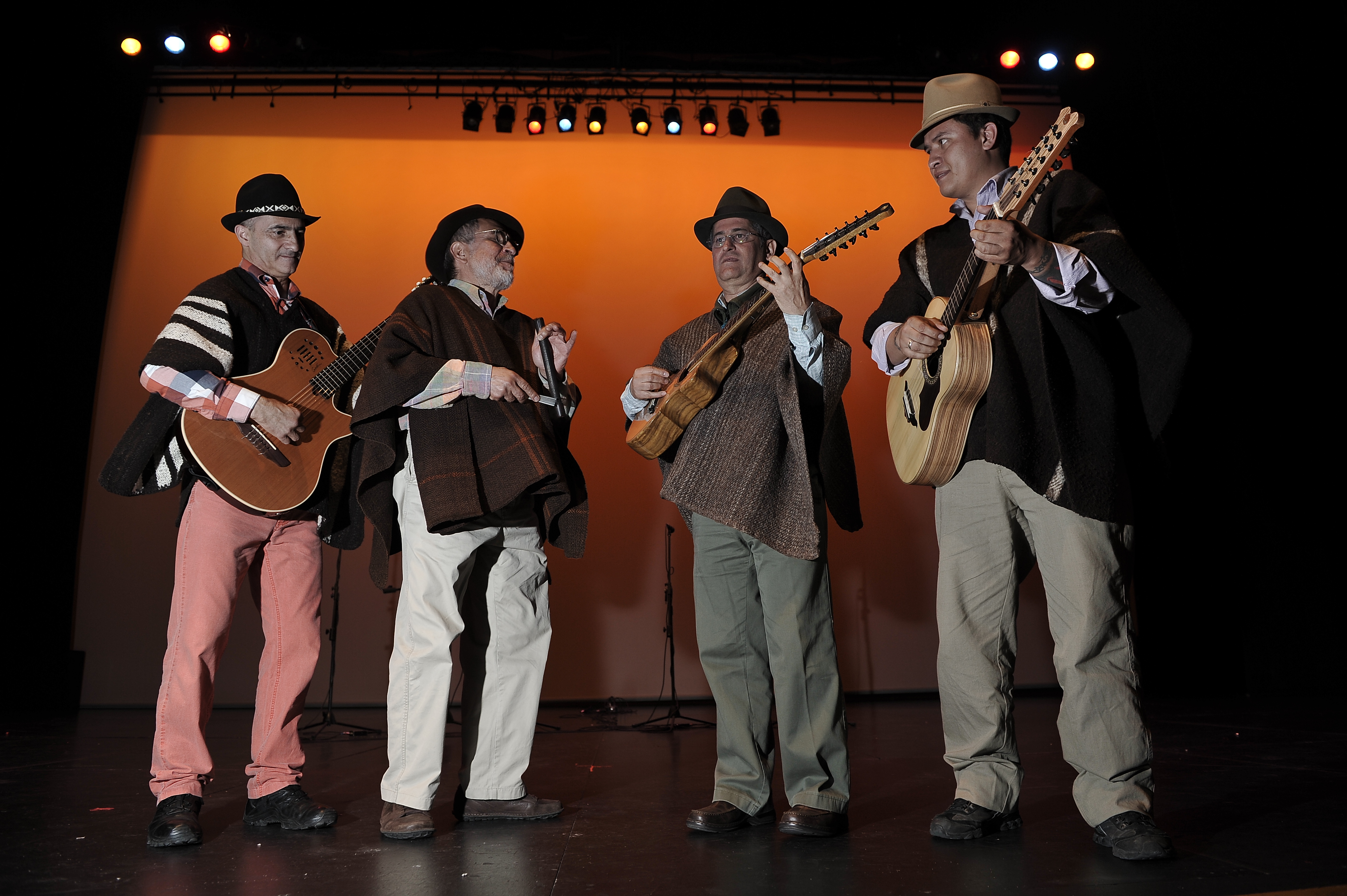 Jorge Velosa y Los Carrangueros de Ráquira, durante un ensayo en el Teatro Jorge Eliécer Gaitán en la ciudad de Bogotá.