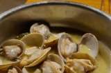 Receta para preparar almejas al vino blanco con ajo y perejil