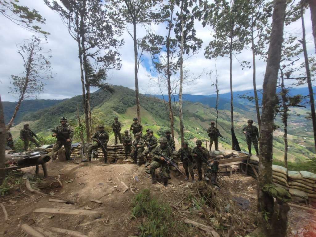 Según el Ejército, las disidencias de las FARC instrumentalizan a la población civil para impedir las acciones militares en la zona.