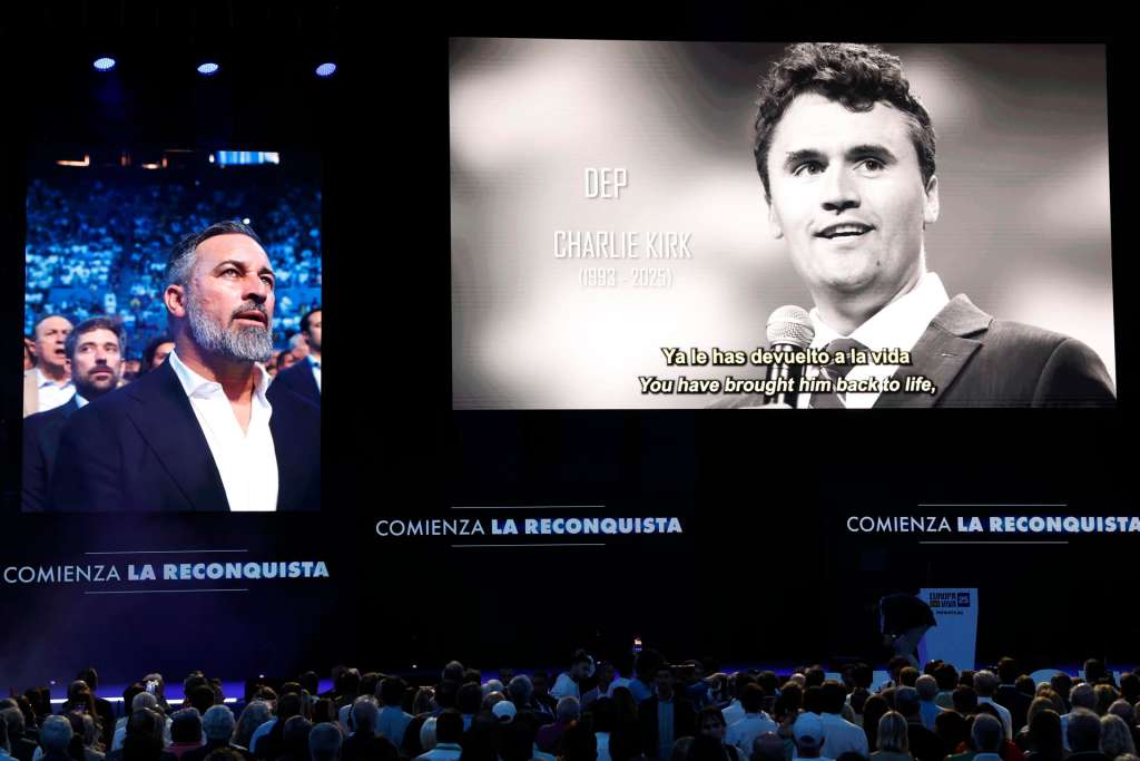 MADRID, 14/09/2025.- El líder de Vox, Santiago Abascal, durante un homenaje a Charlie Kirk en el evento 'Europa Viva 25', en el que participarán por videoconferencia líderes de la ultraderecha internacional como el presidente de Argentina, Javier Milei, y representantes del grupo Patriots del Parlamento Europeo, este domingo, en Madrid. EFE/J.J. Guillén