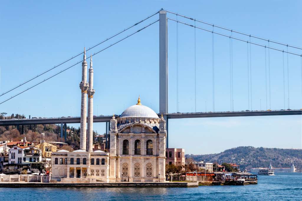 Ortaköy ofrece espectaculares vistas del Estrecho, así como una mezquita de impresionante belleza que fue construida en 1856.