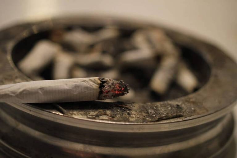¿La nicotina ayuda a combatir la infección del COVID? Esto es lo que sabemos hasta ahora