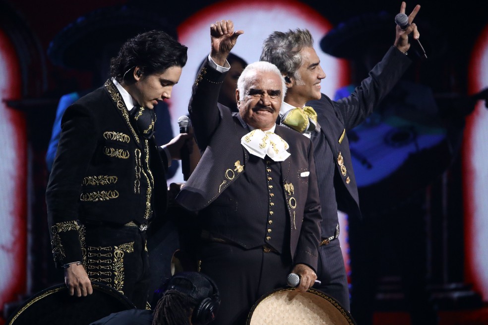 Vicente Fernández junto a su hijo Alejandro Fernández y su nieto Alex Fernández en el escenario durante la 20a Entrega Anual del Latin GRAMMY celebrada en el MGM Grand Garden Arena el 14 de noviembre de 2019 en Las Vegas, Nevada. (Foto de Michael Tran / FilmMagic)