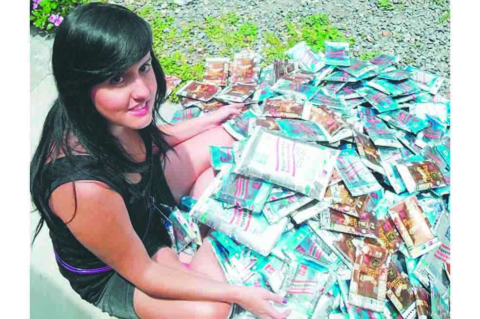 Vanesa Velásquez Puerta y la materia prima de su trabajo. / Cortesía