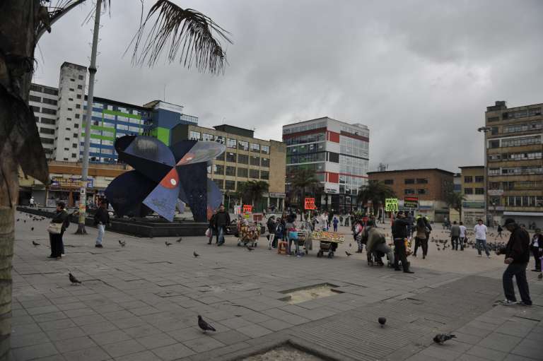 Ensayan contenedores móviles en San Victorino para contener la crisis de basuras