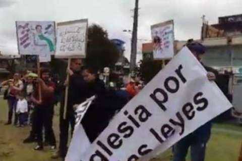 Manifestantes contra iglesia del ‘padre Chucho’ aseguran que los católicos iniciaron las agresiones