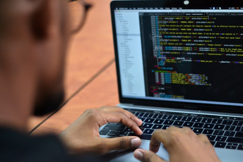 AME1567. BOGOTÁ (COLOMBIA), 21/09/2023.- Fotografía de archivo fechada el 9 de julio de 2019 que muestra a un hacker colombiano experto en ciberseguridad mientras trabaja en Bogotá (Colombia). El ciberataque sufrido en Colombia es uno de los clics tecnológicos de la semana en América. Una noche de la semana pasada, el Estado colombiano entero comenzó a vivir una pesadilla... así al estilo de Freddy Krueger en toda la saga de “A Nightmare on Elm Street”. Un grupo penetró los sistemas de la compañía IFX Networks y prácticamente bloqueó y secuestró todos los datos estatales, dejando en jaque a casi todos los estamentos nacionales. EFE/ Oskar Burgos /ARCHIVO