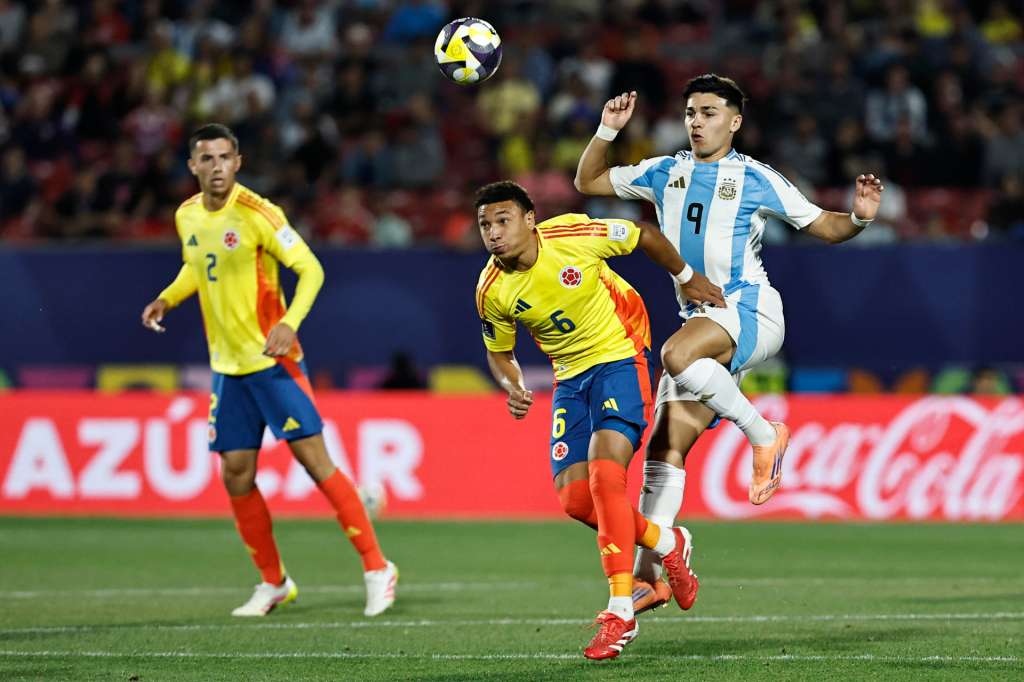 AMDEP6640. SANTIAGO (CHILE), 15/10/2025.- Alejo Sarco (d) de Argentina disputa un balón con Elkin Rivero de Colombia este miércoles, en un partido de las semifinales de la Copa del Mundo Sub-20 entre Argentina y Colombia en el estadio Nacional Julio Martínez Prádanos, en Santiago (Chile). EFE/ Osvaldo Villarroel