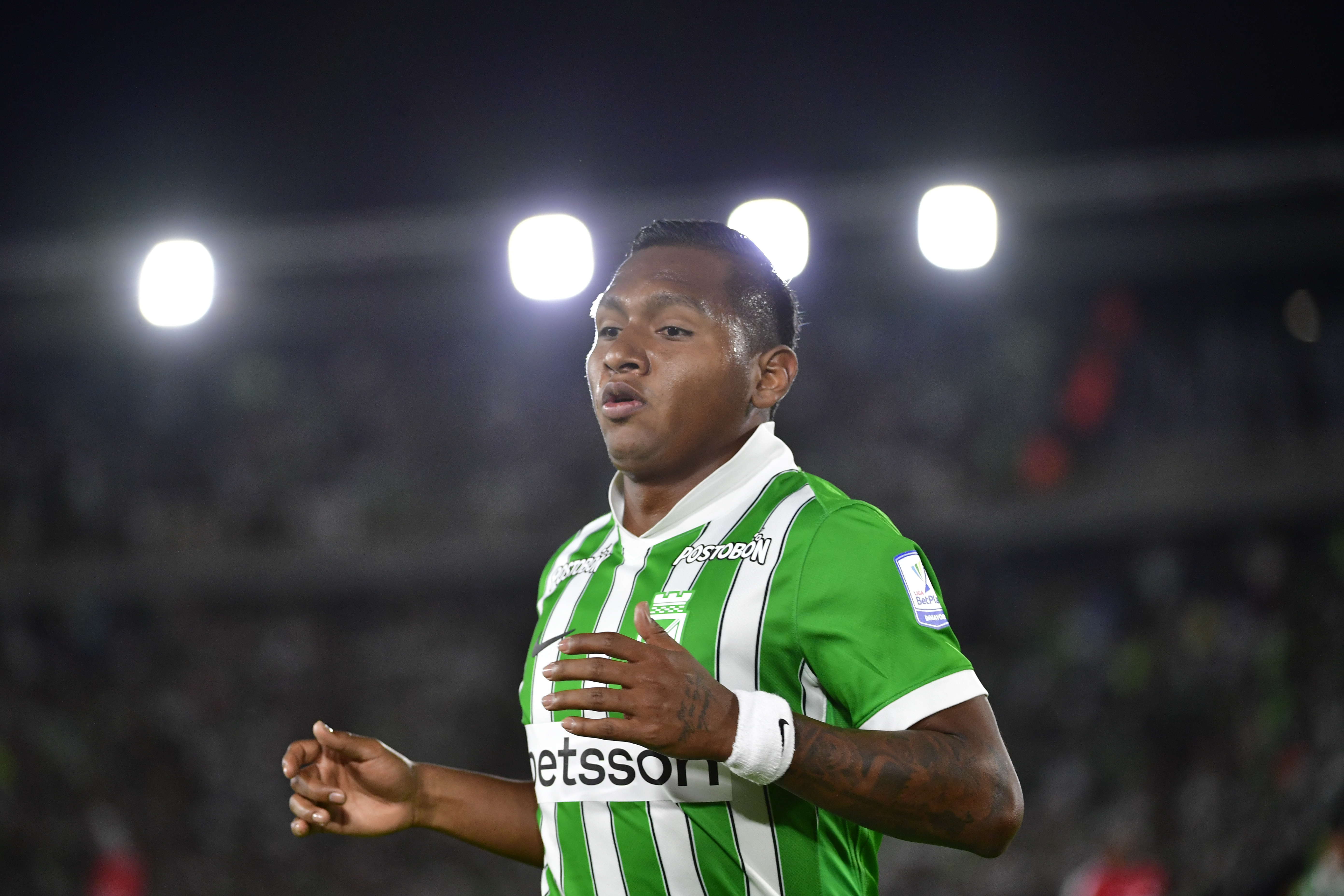 Jugador de Atlético Nacional durante el compromiso ante Santa Fe en el Estadio El Campin de Bogotá
