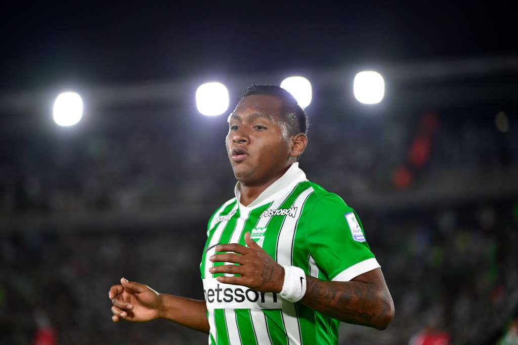 Jugador de Atlético Nacional durante el compromiso ante Santa Fe en el Estadio El Campin de Bogotá