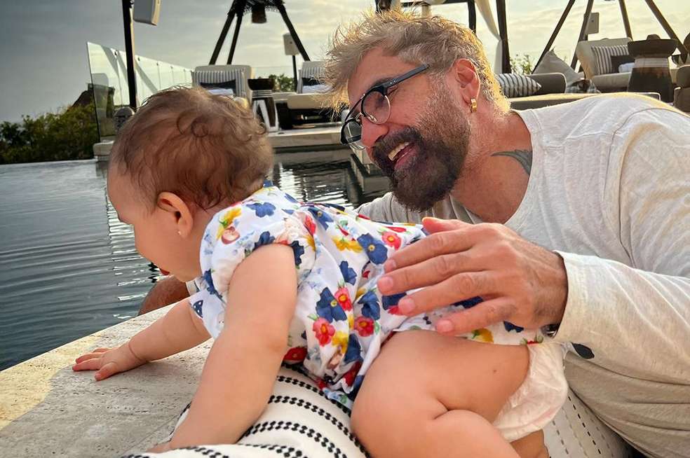 Alejandro Fernández disfruta intensamente su faceta como abuelo. Cayetana, su nieta mayor, es su mejor regalo.