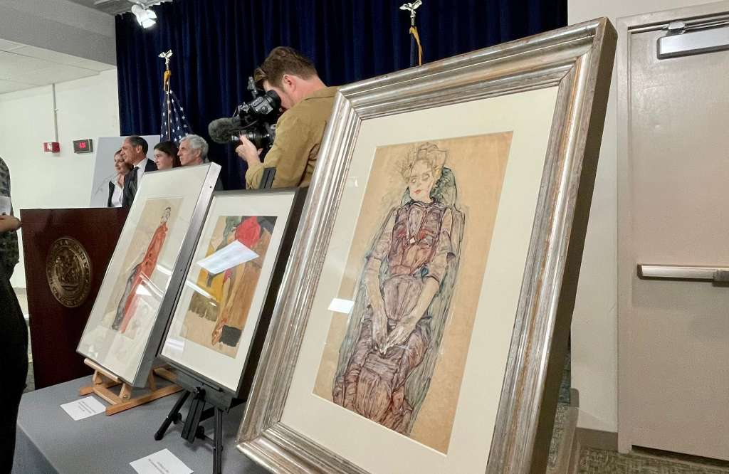 USA9125. NUEVA YORK (ESTADOS UNIDOS), 20/09/2023.- Fotografía cedida por el fiscal del distrito de Manhattan, Alvin Bragg, donde se muestran algunas de las obras del pintor austríaco Egon Schiele entregadas al juez Timothy M. Reif, que es uno de los herederos legales de Fritz Grünbaum, dueño de estas, durante una ceremonia celebrada hoy en Nueva York (EEUU). Las autoridades de Nueva York devolvieron este miércoles siete obras del pintor austríaco Egon Schiele robadas por los nazis a una pareja judía que fueron víctimas del Holocausto a sus familiares vivos, fruto de una investigación que abarcó varias colecciones estadounidenses, incluida la del magnate judío Ronald Lauder. EFE/Fiscal del distrito de Manhattan /SOLO USO EDITORIAL/SOLO DISPONIBLE PARA ILUSTRAR LA NOTICIA QUE ACOMPAÑA (CRÉDITO OBLIGATORIO)