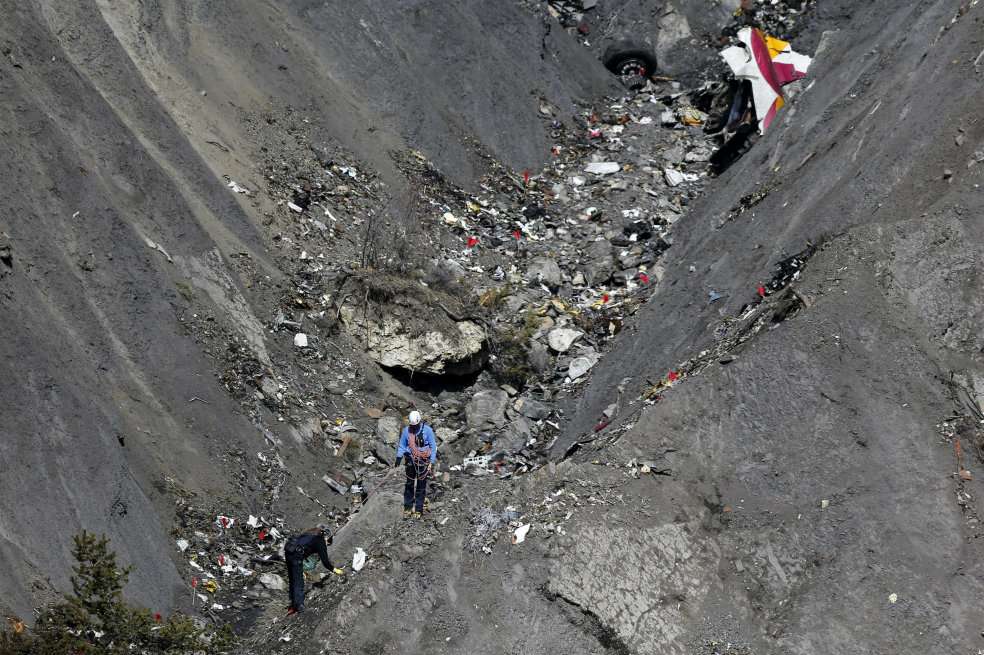 Las operaciones de rescate de los víctimas del vuelo 9525 de Germanwick continúa en los Alpes franceses. Una tarea que según rescatistas será larga. /AFP