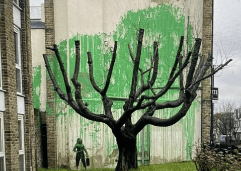 El nuevo mural de Banksy apareció manchado con pintura blanca: así quedó