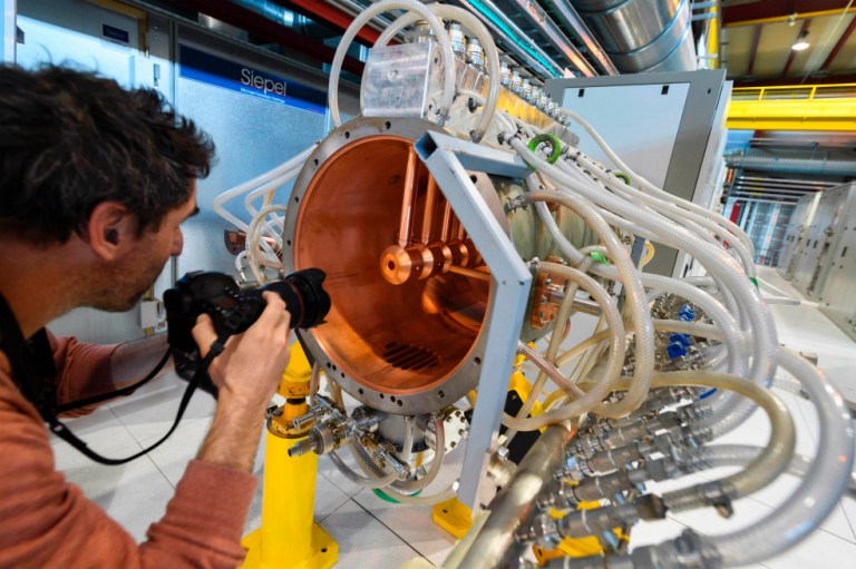 El CERN inaugura un nuevo acelerador de partículas