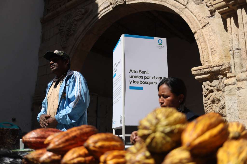 AME2518. LA PAZ (BOLIVIA), 22/08/2024.- Productores del noreste de Bolivia participan en la feria "Bosques guardianes del agua" en el Museo de Etnografía y Folclore este jueves, en La Paz (Bolivia). Las iniciativas de producción ecológica de cacao, miel de abejas nativas, hortalizas o flor de jamaica y sus derivados en municipios rurales del noroeste de Bolivia se exponen en la feria "Bosques guardianes del agua", donde los protagonistas comparten sus experiencias amigables con el medioambiente. EFE/ Luis Gandarillas