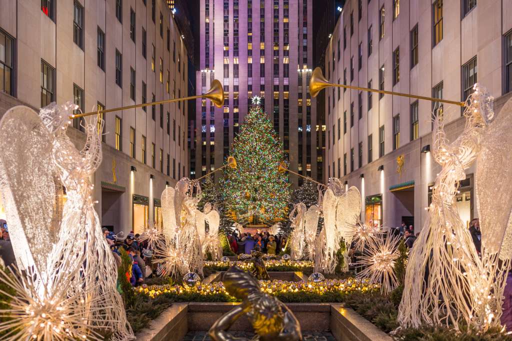 Si hablamos de Navidad, la decoración de la ciudad de Nueva York es difícil de superar. El abeto que se levanta cada año en el Rockefeller Center, es probablemente el árbol de Navidad más famoso del mundo. Con una altura de entre veinte y treinta metros, además, es uno de los espectáculos anuales más conocidos de la ciudad neoyorquina. La decoración y encendido del árbol son una tradición que se remonta a 1933, cuando el Rockefeller Center aún se encontraba en proceso de construcción. Más de ocho kilómetros de luces y una estrella de tres metros de altura hecha de cristales Swarovski, hacen de este árbol uno de los más bonitos del mundo.
