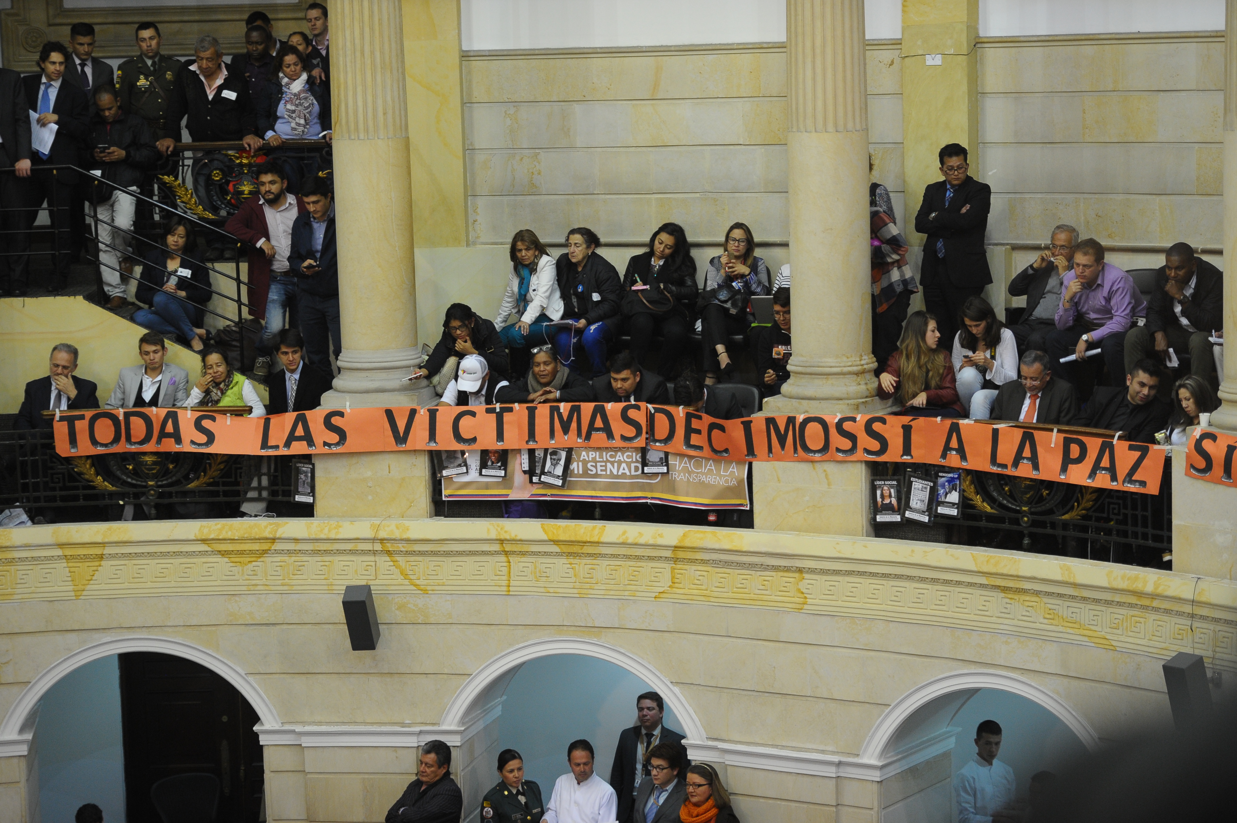 Víctimas en la plenaria del Senado en la que se aprobó la reglamentación de la JEP en 2017.