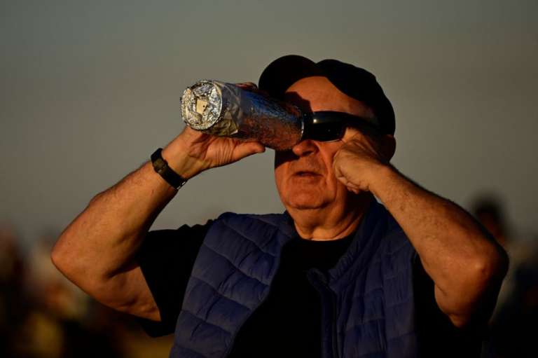 Antes y después de que se dé el eclipse total, todas las personas deben contar con especial protección, pues de lo contrario pueden sufrir daños en sus ojos.