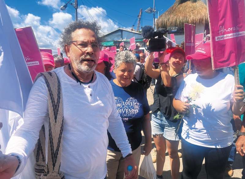 La inscripción estuvo llena de símbolos como la espera de sus partidarios en el puerto desde donde, en 1979, partió de su tierra rumbo a las filas de las FARC. / Cindy A. Morales