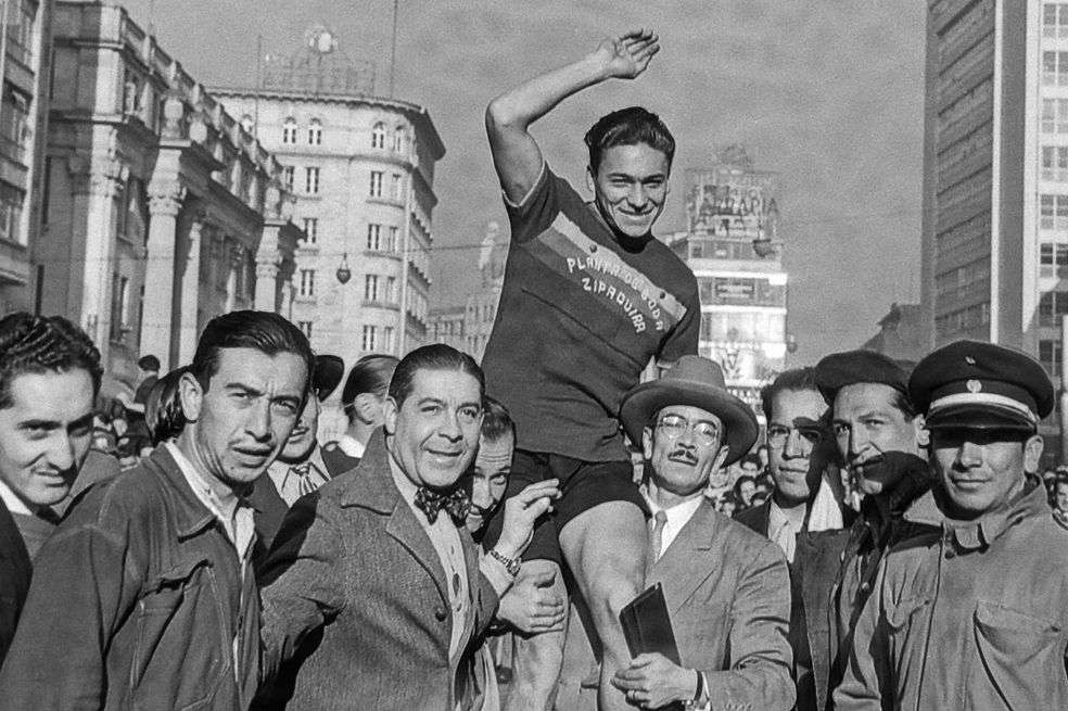 Zipa Forero es festejado en pleno centro de Bogotá // Archivo El Espectador.