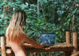 La youtuber que vive desnuda en la selva: ¿decisión ideal o fantasía digital?