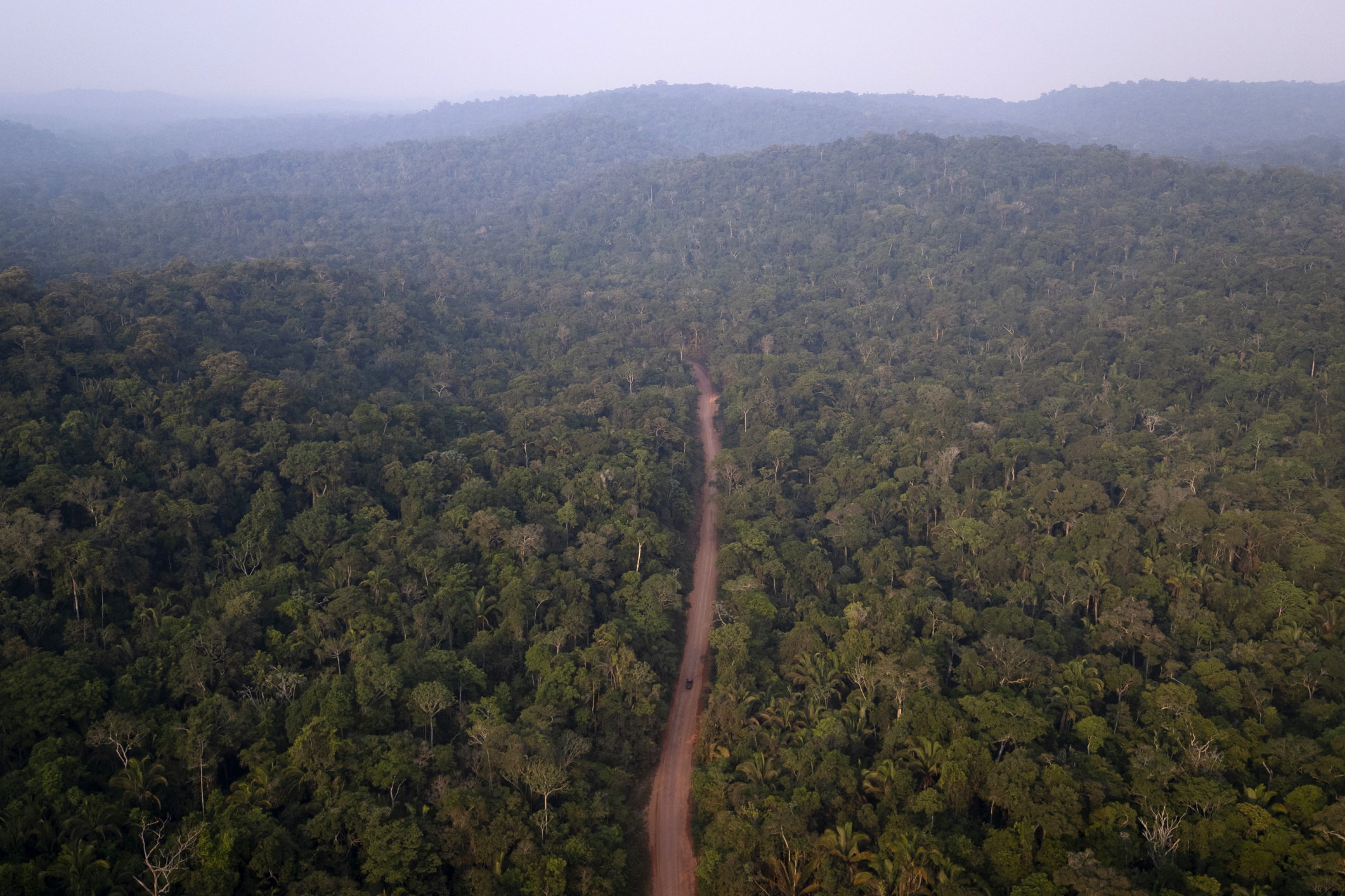 AME1604. ITAITUBA (BRASIL), 28/11/2024.- Fotografía aérea que muestra el Parque Nacional Amazonia el 9 de noviembre de 2024 en la ciudad de Itaituba a orillas de la carretera transamazónica en el estado de Pará (Brasil). El Gobierno brasileño ha afilado en el último año la precisión de la vigilancia satelital, clave para combatir la deforestación en la Amazonía, si bien los científicos encargados del programa afirman que aún necesitan más del doble de los recursos de que disponen para poder enfrentar el desafío. EFE/ Isaac Fontana