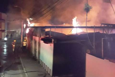 Bomberos apagaron incendio que destruyó carpintería en Girón, Santander