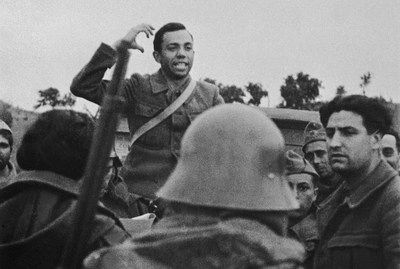 Miguel Hernández nació en 1910 en Orihuela y murió en 1942 en la cárcel de Alicante. Hizo parte de la resistencia contra la dictadura de Franco en España, donde declamaba sus poemas.