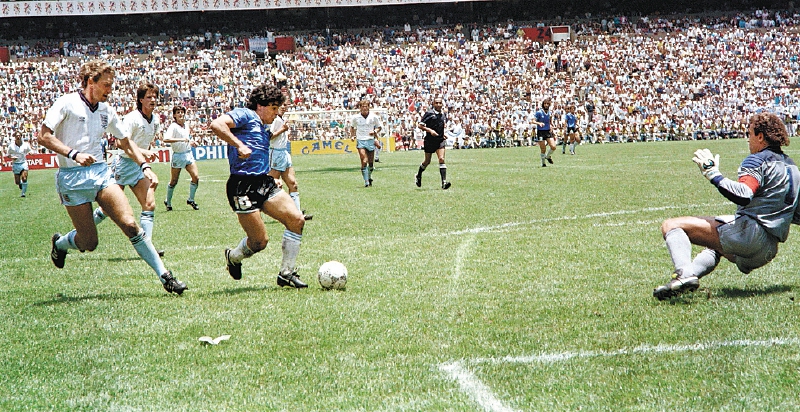 Al caer a tus pies de alquimista/ la ofensa nunca merecida/
se vio de repente transmutada en una pelota/ tu pelota/
el planeta de juguete que encontraste en la obscuridad de tu vida, escribe Leo Castillo.