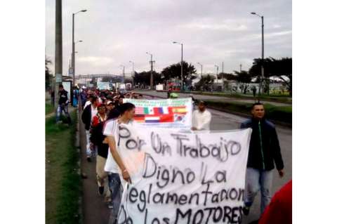 Bicitaxistas se movilizan por la legalización de su trabajo en Bogotá