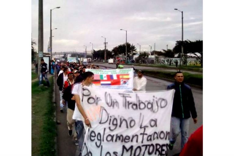 Bicitaxistas se movilizan por la legalización de su trabajo en Bogotá