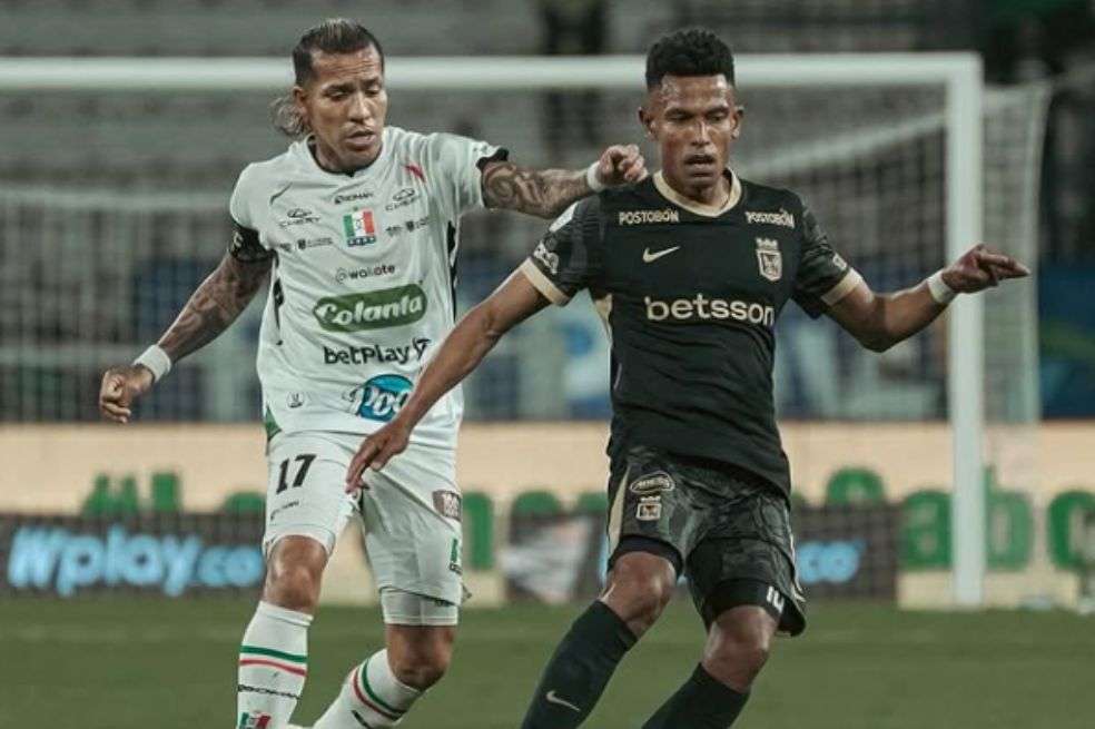 Dayro Moreno (Once Caldas) disputa una pelota con William Tesillo (Atlético Nacional) en la Copa BetPlay.