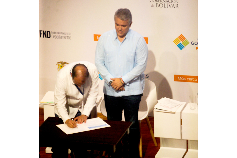 El presidente Duque estrechándose la mano con Carlos Camargo, presidente de Fededepartamentos. / Pedro Mendoza