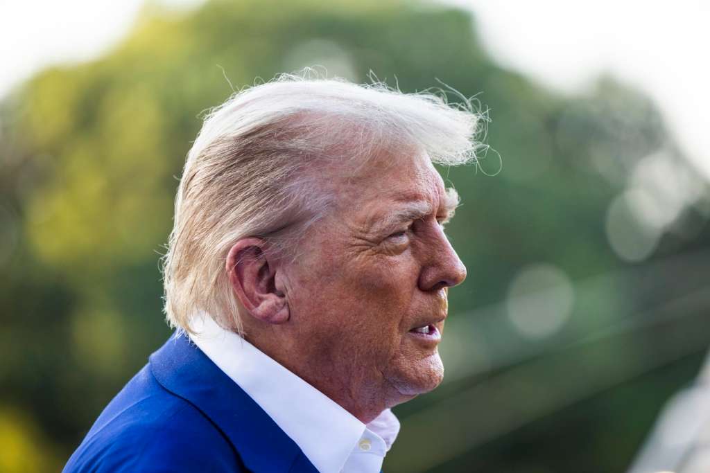 WASHINGTON (United States), 24/06/2025.- US President Donald Trump speaks to the media as he departs the White House for the NATO leaders summit, in Washington, DC, USA, 24 June 2025. The president answered questions about accusations of ceasefire violations in the Iran-Israel conflict. EFE/EPA/JIM LO SCALZO
