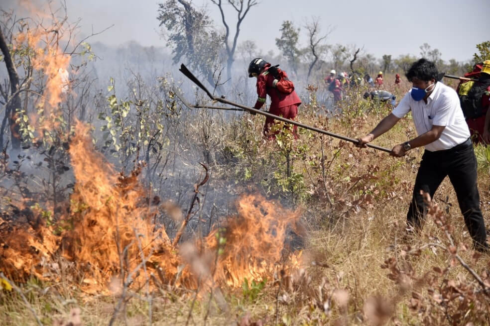 A finales de agosto, el presidente boliviano, Evo Morales, se desplazó a Charagua, en la frontera con Paraguay, al sur de la cuenca del Amazonas, para ayuda a los bomberos a tratar de controlar los incendios. / Aizar Raldes / AFP