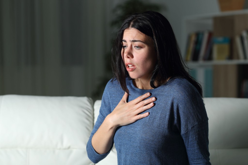 Woman suffering an anxiety attack alone in the night. Ataques de ansiedad, pánico