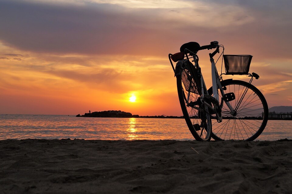 Una bicicleta, el mar y el atardecer, una postal de felicidad. / Pixabay