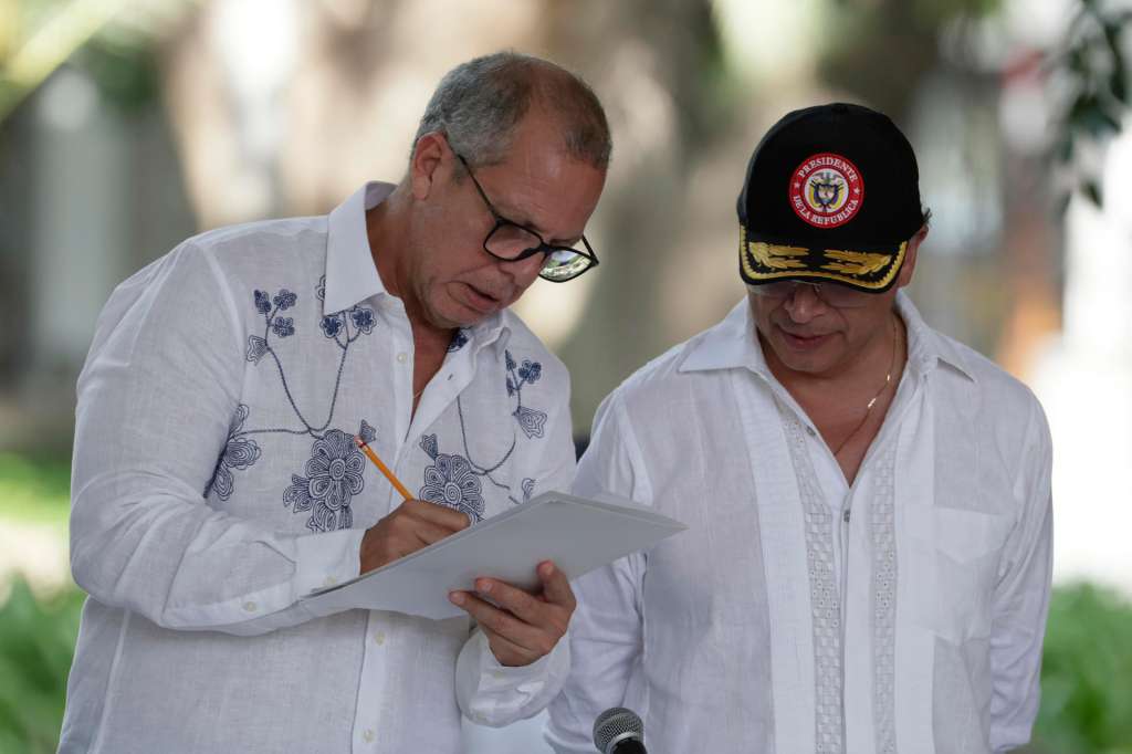 AME6228. SANTA MARTA (COLOMBIA), 29/07/2025.- El presidente de Colombia, Gustavo Petro (d), habla con el jefe del Despacho Presidencial de Colombia, Alfredo Saade, durante un acto realizado en la Quinta de San Pedro Alejandrino este martes, en el marco de la conmemoración de los 500 años de la fundación de Santa Marta (Colombia). Petro calificó de "genocidas" a los conquistadores españoles como Rodrigo de Bastidas, quien fundó la ciudad de Santa Marta hace 500 años, y afirmó que ese hecho no puede celebrarse como una gesta heroica, sino como el inicio de masacres. EFE/ Carlos Ortega