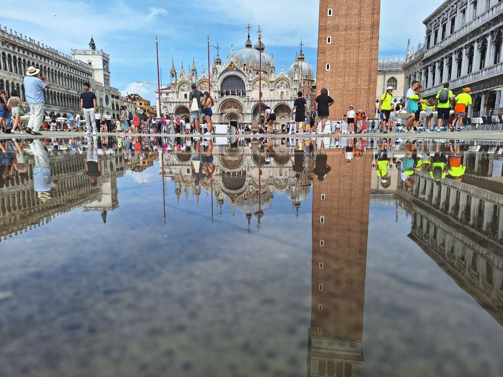La Unesco recomienda que Venecia sea incluida en la lista del Patrimonio Mundial en Peligro, ya que se han tomado medidas "insuficientes" para combatir el deterioro del sitio debido, en particular, al turismo de masas y al cambio climático, según una decisión hecha pública el 31 de julio. , 2023. La UNESCO, el ala cultural de la ONU, incluyó a Venecia en su lista de patrimonio en 1987 como una "obra maestra arquitectónica extraordinaria", pero el organismo ha advertido de la necesidad de una "gestión turística más sostenible".