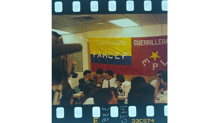 Esta imagen en la que se ven Iván Márquez y Alfonso Cano, negociadores de las Farc, corresponde a una rueda de prensa durante los diálogos en Caracas, que tuvieron que trasladarse en 1992 a Tlaxcala, México