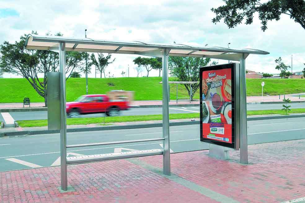 Uno de los 1.142 paraderos M-10 (de metal, con panel publicitario y techo), que desde 2001 construyó la firma Eucol S.A. / Archivo - El Espectador