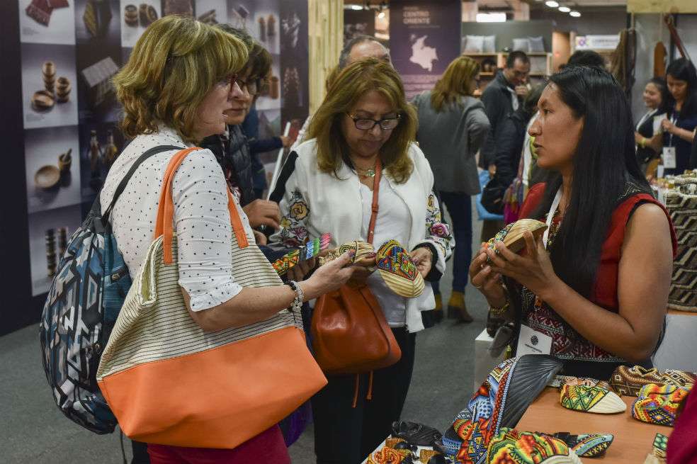 En Expoartesanías las víctimas del conflicto retratan su ancestralidad