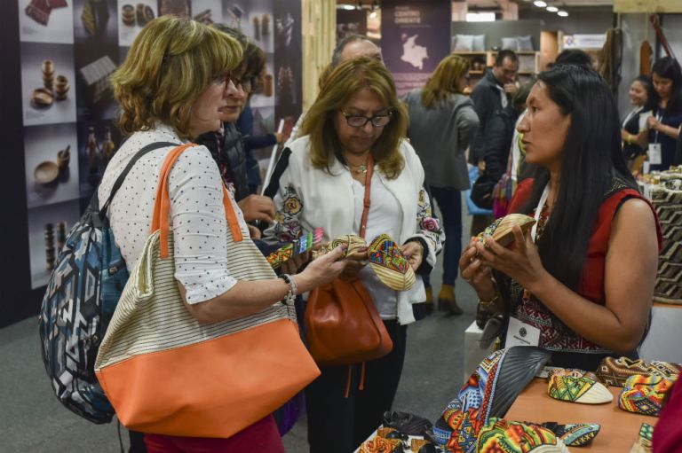 En Expoartesanías las víctimas del conflicto retratan su ancestralidad