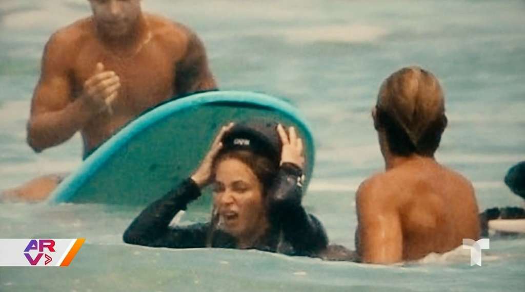 Shakira sufre caída en Costa Rica mientras surfea.
