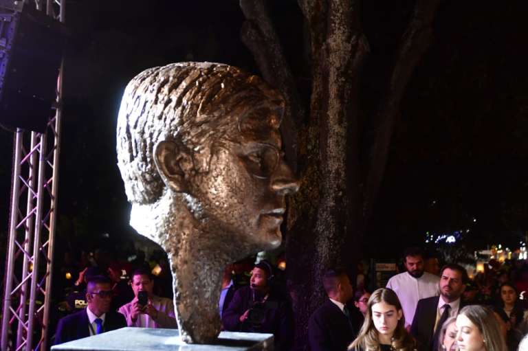 Tras un año de la muerte de Miguel Uribe Turbay, su familia junto a varios congresistas realizaron un homenaje a la memoria del senador en la Parroquia La Inmaculada Concepción, para luego develar su monumento en el antiguo parque “El Golfito”, que ahora lleva su nombre.