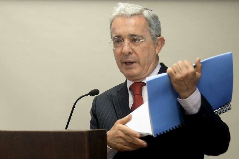 Uribe visitará universidades para explicar a estudiantes versión de su caso.