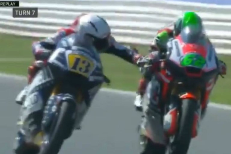 Motociclista italiano, Romano Fenati, fue sancionado por accionar el freno de su rival